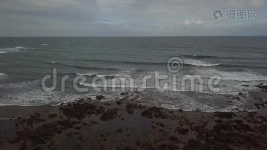 海浪和岩石海岸的鸟瞰图视频