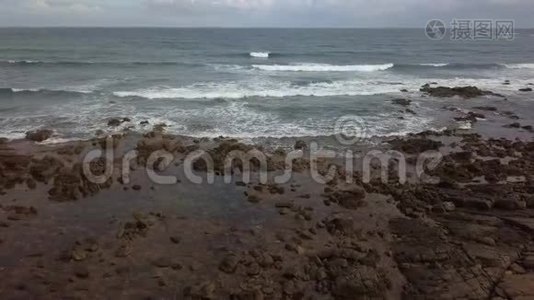 海浪和岩石海岸的鸟瞰图视频