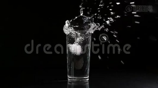 冰块掉进一杯水里视频