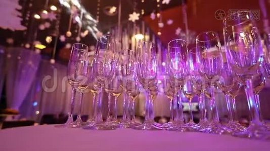 餐厅大厅自助餐桌上的香槟空杯、自助餐桌、餐厅内部、酒杯。视频