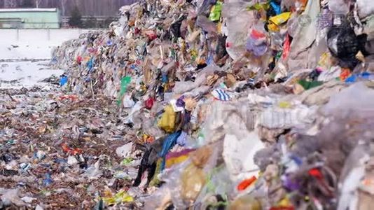 城市垃圾场 垃圾填埋场有很多塑料垃圾。视频