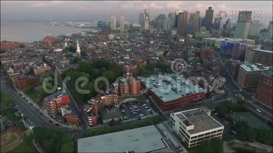 令人惊叹的4k空中城市景观全景波士顿金融区市中心现代摩天大楼傍晚日落视频