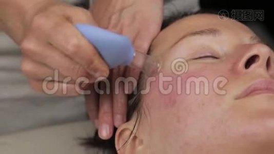 美容师用真空库做抗衰按摩。 皮肤再生真空面部按摩视频