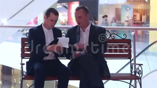 两个商人在看文件，签合同视频