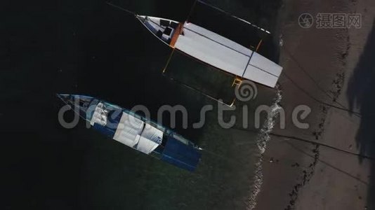 空中无人驾驶飞机观船停泊在海湾与清澈和绿松石水。视频