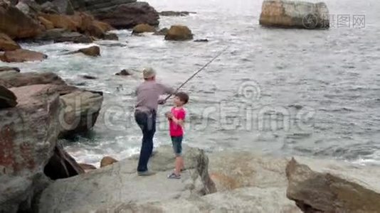 老人教孩子如何用鱼竿钓鱼视频