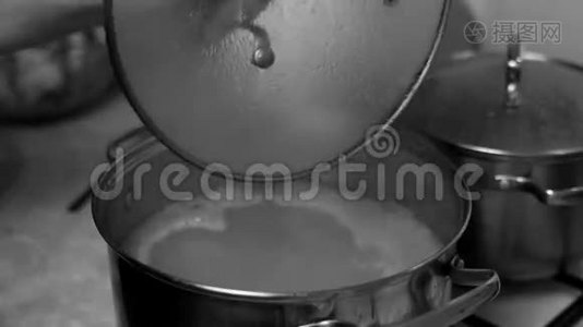 汤被搅拌成黑色和白色视频
