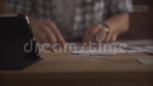 人手用心工作，专注于木桌上纸工业务项目的小细节视频