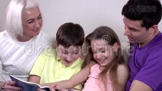 一家人在家看书视频