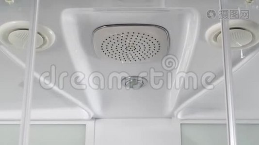 白色背景浴室淋浴喷头上的水滴。 在一个现代化的广场意大利式淋浴视频