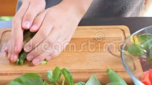 女性手切黄瓜。视频