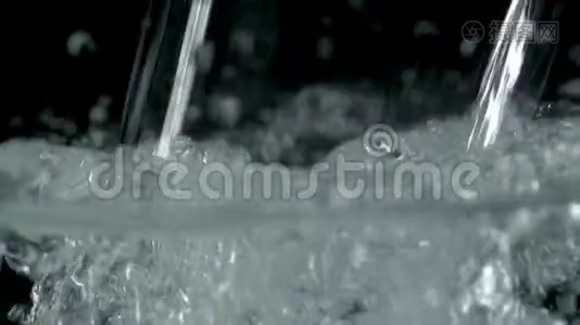黑色背景的气泡浮出水面视频