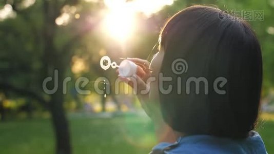 女人在日落时吹泡泡视频