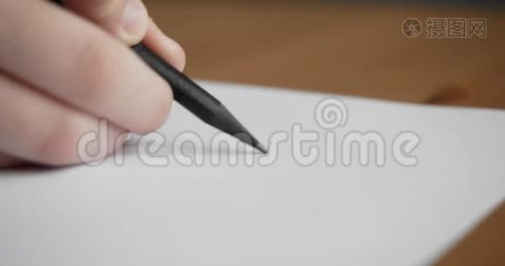 用铅笔在白纸上画小手。视频