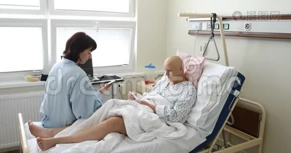 女病人在医院与朋友视频