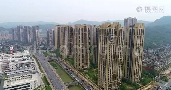 美丽的全景从空中俯瞰广州，飞过建筑物和道路。 飞越广州河视频