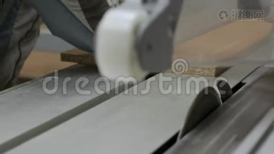 现代滑动台锯木工机械在木工和家具厂切割面板视频