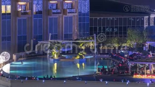 迪拜码头夜间折叠式屋顶游泳池视频