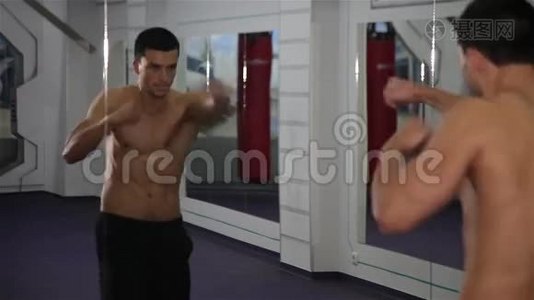 拳击手在镜子前完成击打视频