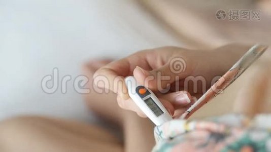 来测量温度.. 女孩试着用电子温度计测温度.视频