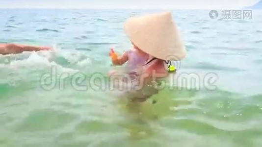 老人母亲小女儿在蔚蓝的大海中泼水视频