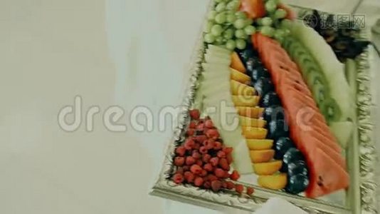在瑞典餐馆的餐桌上供应水果视频