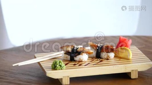 手拿筷子拿寿司.视频