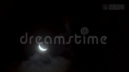 夜晚，年轻的月亮在云中游荡视频