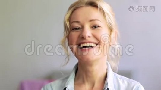 喜笑颜开的女人脸.视频
