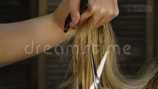 女理发师手牵着手指锁着头发。 用剪刀修剪头发的尖端视频