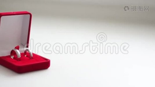 婚礼戒指在一个红色的盒子里视频