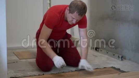 修理和装饰。 tiler把瓷砖放在公寓的地板上视频