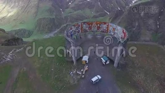 Svaneti Mestia山脉和村庄圆形全景的四架飞机空中录像视频