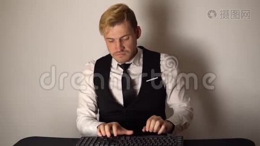 年轻的办公室商人在做台式电脑。 微笑的商人在现代办公室的电脑上敲键盘。 快乐视频