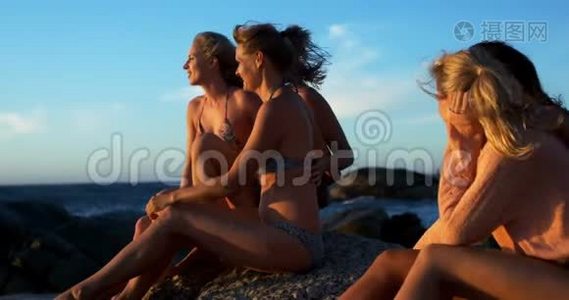 女排队员在沙滩上放松4k视频