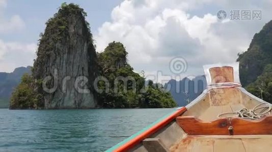 传统的泰国长尾船在美丽的朱兰湖与山脉航行。 高清慢速运动。 泰国范恩加。视频