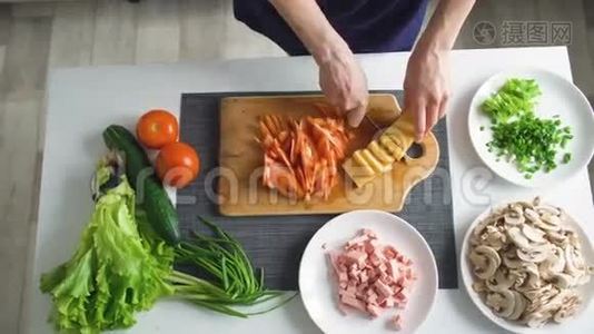 厨房里的披萨晚餐，女人用手在木板上切菜的俯视图视频