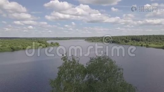 无人机观水面河流.. 波浪在水面河流鸟瞰图上.. 全景式水面河流视频