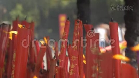 中国苏州-2018年10月10日：佛教寺庙燃烧蜡烛的特写。视频