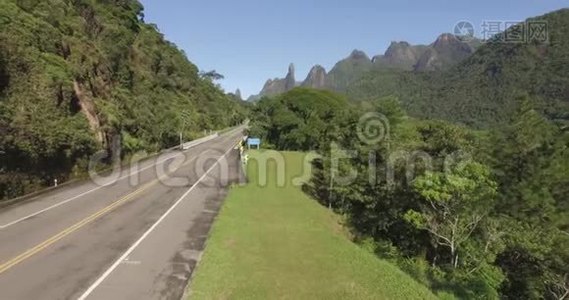 很棒的直路。 只有一条路。 奇异山脉，奇妙山脉..视频