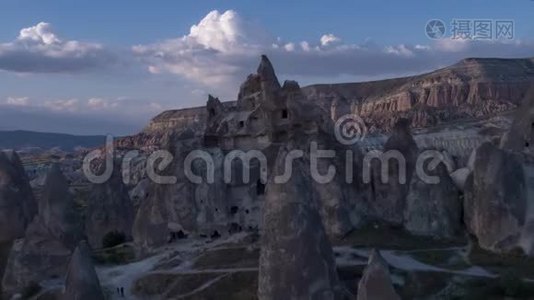 许多五颜六色的热气球飞在山上-卡帕多西亚日出时的全景。视频