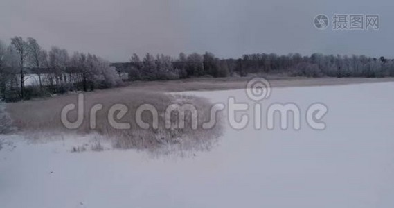 美丽的空中视频冻结冰湖在瑞典，斯堪的纳维亚。视频