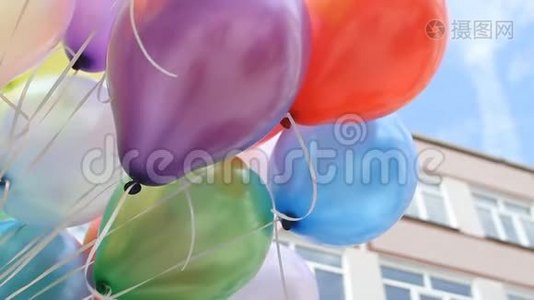 五颜六色的气球与欢乐的庆祝晚会背景视频