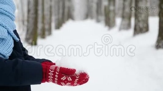 站在一边的女孩用红手套把雪扔了上去视频