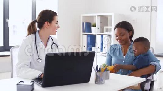 带婴儿的母亲和带手提电脑的医生视频