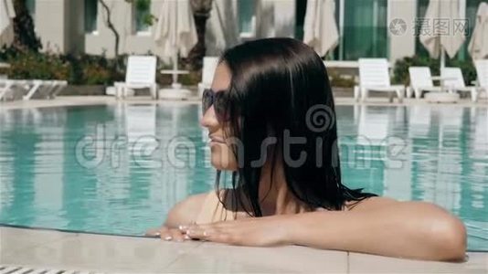 年轻美丽的太阳镜女郎在游泳池享受水视频