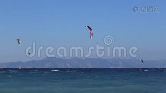 海边的风筝冲浪，夏日，沙滩上的小猫冲浪，五颜六色的风筝..视频