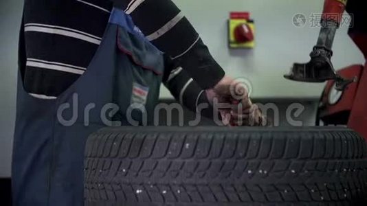 硫化机装满了汽车的轮胎视频