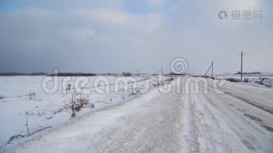 田野和道路的冬季景观..视频