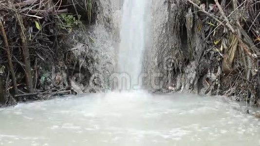 泡沫污染的水视频